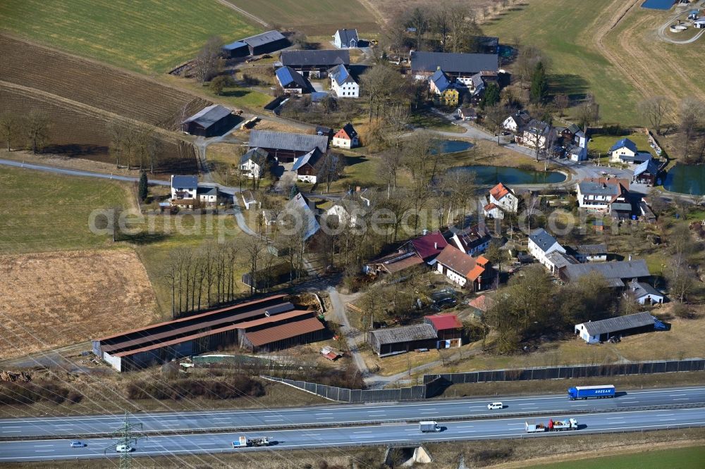 Laubersreuth from the bird's eye view: Town view of the streets and houses of the residential areas along the course of the motorway in Laubersreuth in the state Bavaria, Germany