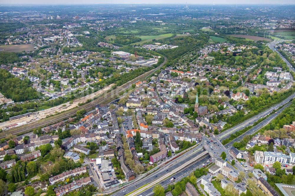 Essen from above - Town view of the streets and houses of the residential areas along the course of the motorway A40 in the district Kray in Essen at Ruhrgebiet in the state North Rhine-Westphalia, Germany