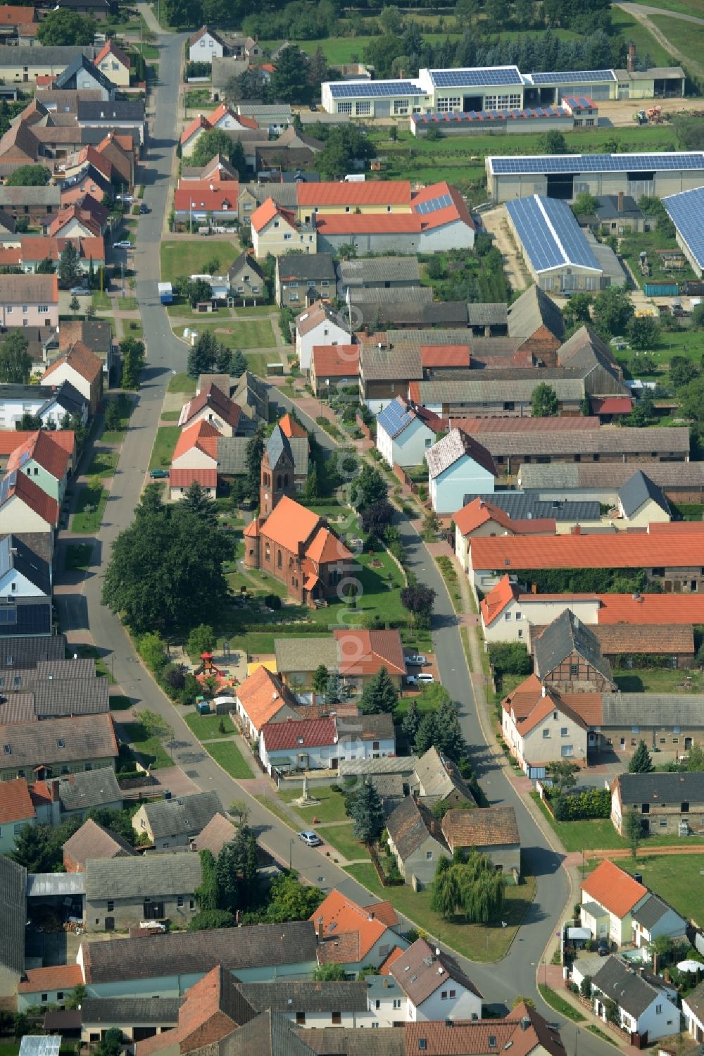 Aerial photograph Battin - View of the village of Battin in the state of Saxony-Anhalt. The church of Battin - its landmark - is located on a green area in the centre of the village