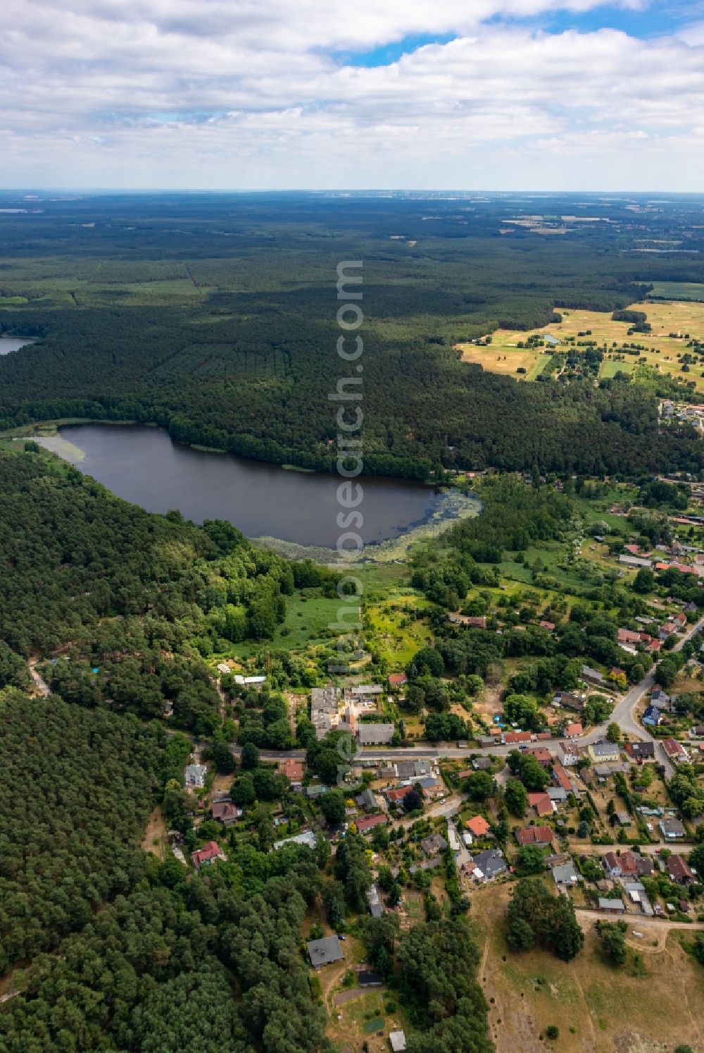 Aerial photograph Prenden - Town View of the streets and houses of the residential areas on Bauersee along Prendener Dorfstrasse in Prenden in the state Brandenburg, Germany