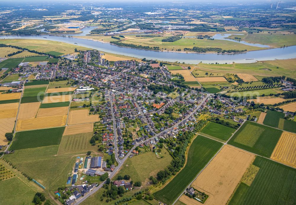 Aerial image Büderich - City view of the streets and houses of the residential areas surrounded by agricultural areas in Buederich on the river Rhine in the Ruhr area in the state of North Rhine-Westphalia, Germany