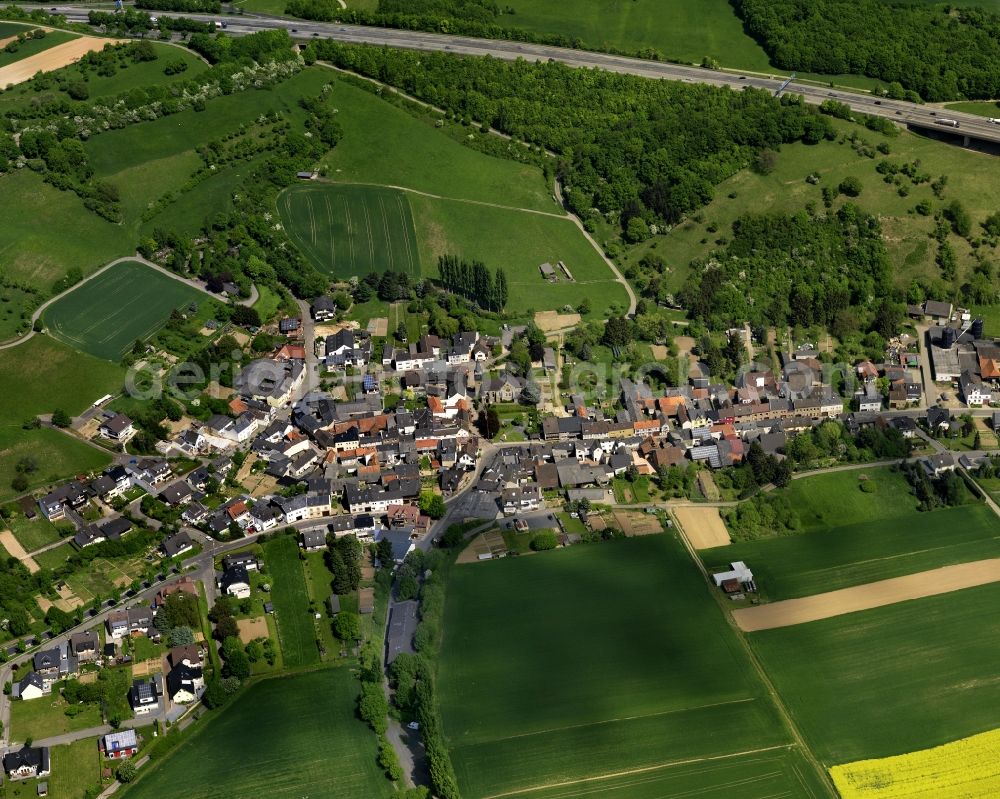 Aerial photograph Grafschaft - View of the locality of Bengen in the borough of Grafschaft in the state of Rhineland-Palatinate. Bengen is surrounded by fields and agricultural land on the federal motorway A61