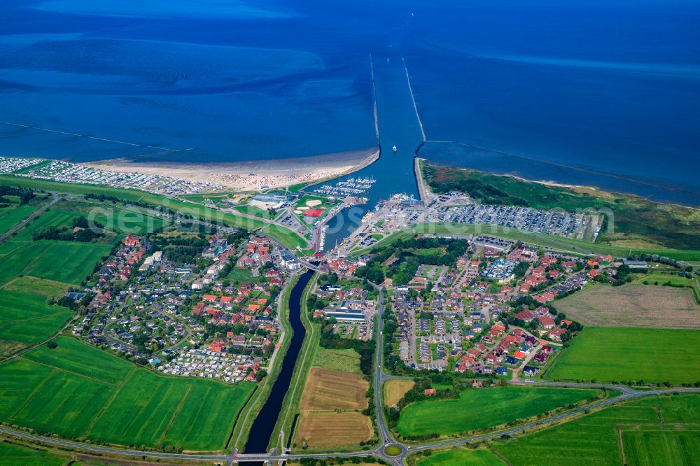 Aerial image Bensersiel - Ortsansicht der Strassen und Haeuser der Wohngebiete in Bensersiel Esens entlang der Hauptstrasse an der Kuestenlinie der Nordsee im mit Blick auf Langeoog im Bundesland Niedersachsen