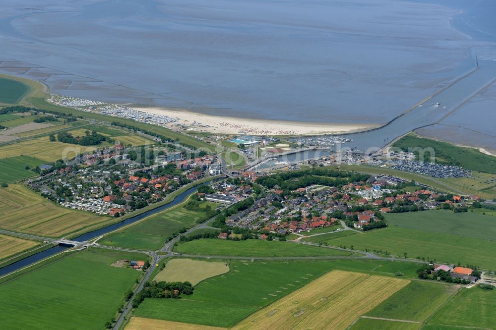 Aerial photograph Esens - Town View of the streets and houses of the residential areas beneath the road Hauptstrasse at the coastline of the North Sea in Bensersiel in the state Lower Saxony