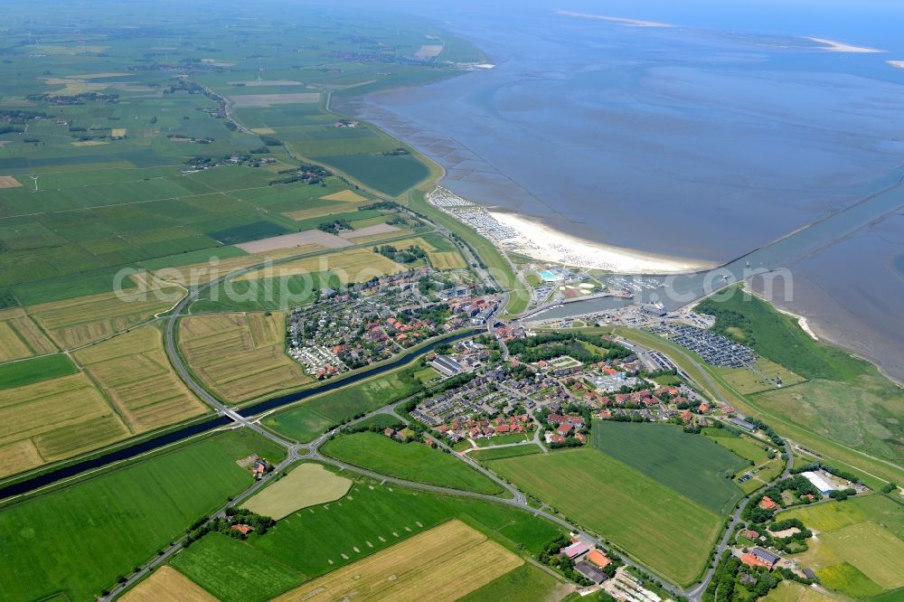 Esens from the bird's eye view: Town View of the streets and houses of the residential areas beneath the road Hauptstrasse at the coastline of the North Sea in Bensersiel in the state Lower Saxony