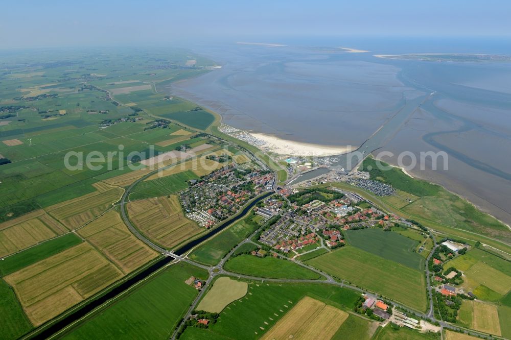 Aerial photograph Esens - Town View of the streets and houses of the residential areas beneath the road Hauptstrasse at the coastline of the North Sea in Bensersiel in the state Lower Saxony