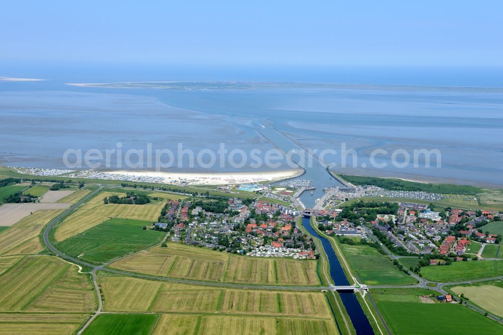 Aerial photograph Esens - Town View of the streets and houses of the residential areas beneath the road Hauptstrasse at the coastline of the North Sea in Bensersiel in the state Lower Saxony