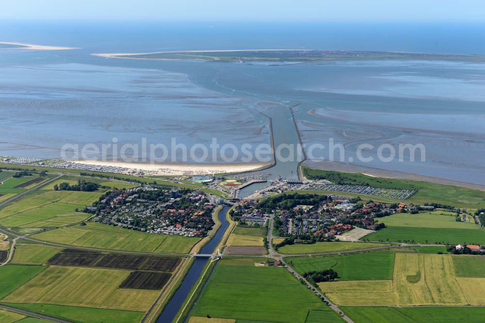 Aerial photograph Esens - Town View of the streets and houses of the residential areas beneath the road Hauptstrasse at the coastline of the North Sea aswell as nearby fields in Bensersiel in the state Lower Saxony