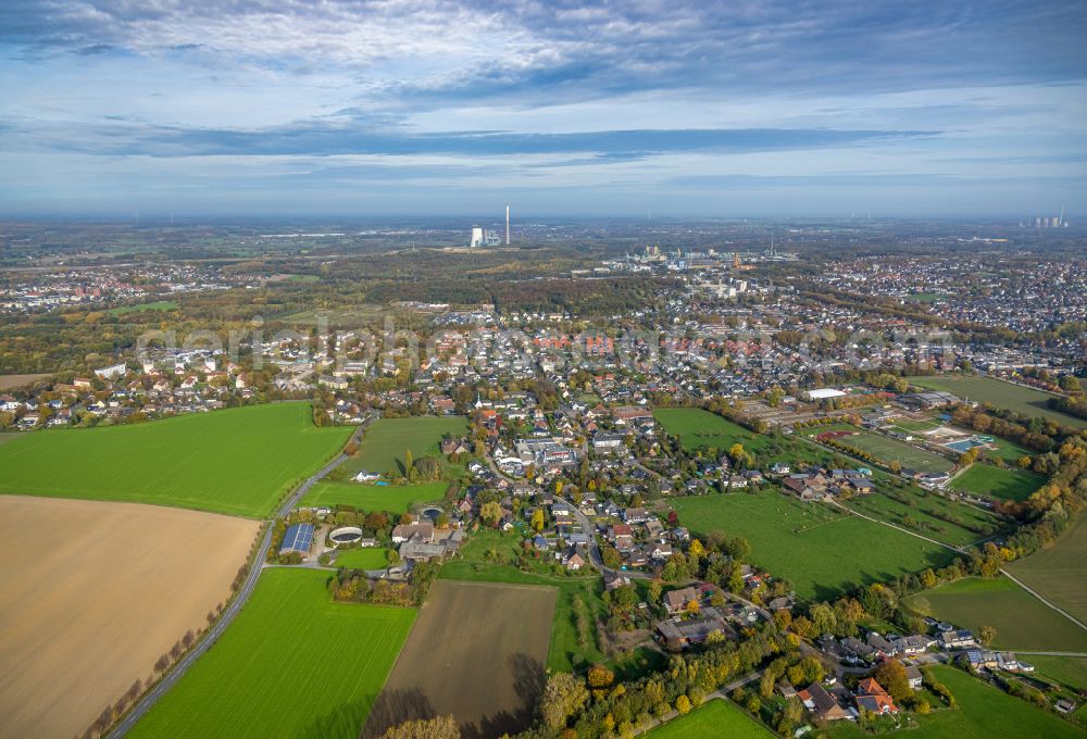 Bergkamen from the bird's eye view: Town View of the streets and houses of the residential areas in the district Weddinghofen in Bergkamen at Ruhrgebiet in the state North Rhine-Westphalia, Germany