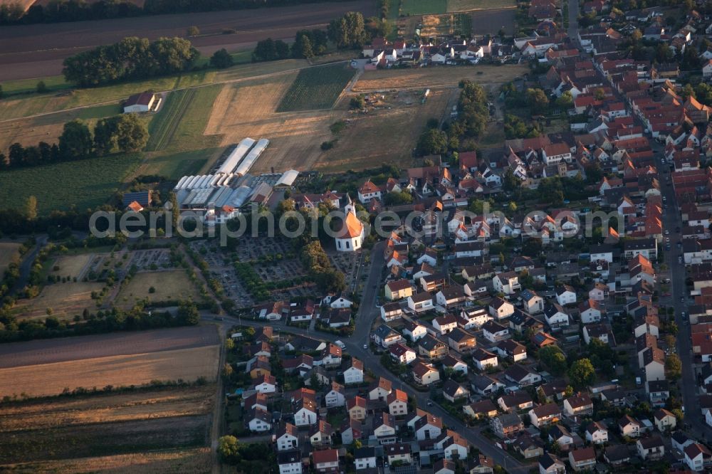 Aerial image Böhl-Iggelheim - Town View of the streets and houses of the residential areas in Boehl-Iggelheim in the state Rhineland-Palatinate