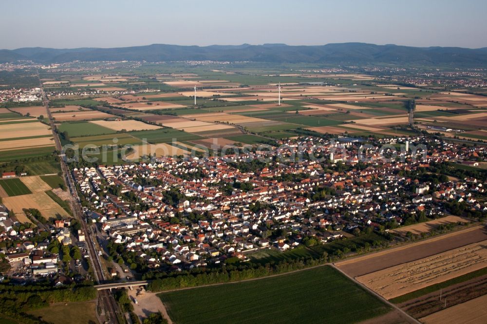 Böhl-Iggelheim from the bird's eye view: Town View of the streets and houses of the residential areas in Boehl-Iggelheim in the state Rhineland-Palatinate