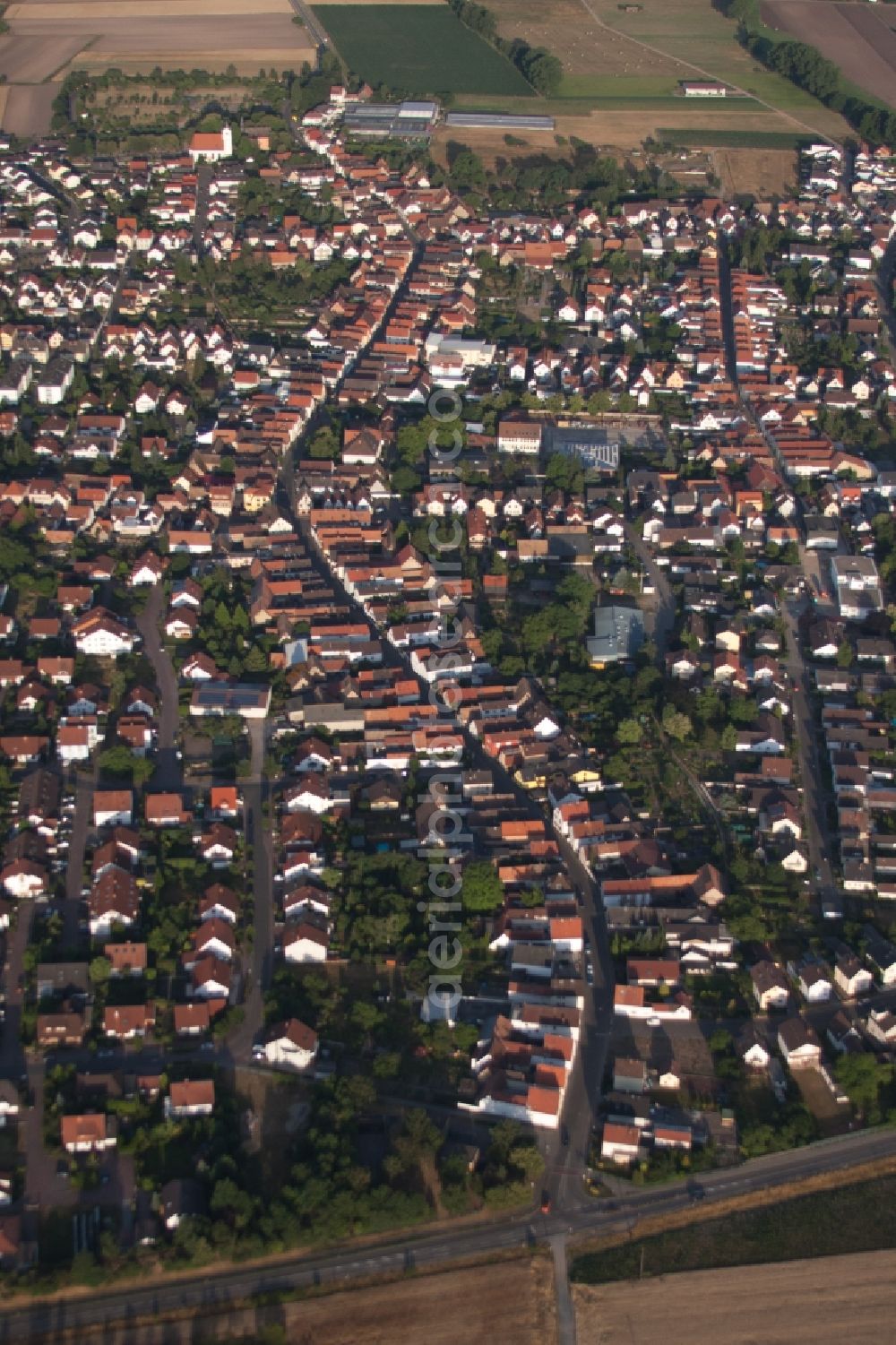 Aerial photograph Böhl-Iggelheim - Town View of the streets and houses of the residential areas in Boehl-Iggelheim in the state Rhineland-Palatinate