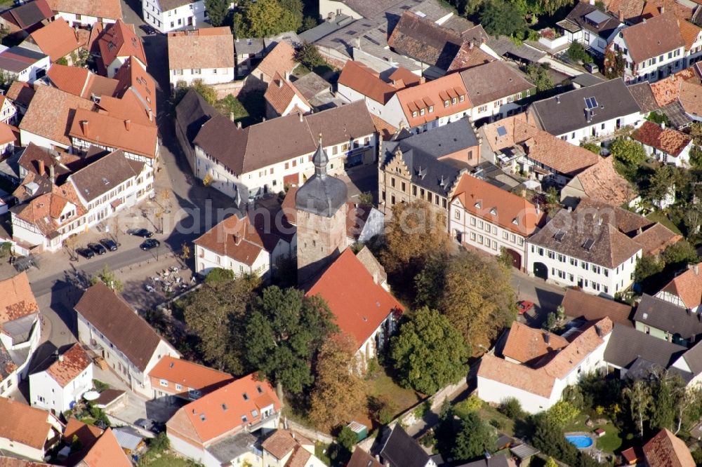 Billigheim-Ingenheim from the bird's eye view: Town View of the streets and houses of the residential areas in Billigheim-Ingenheim in the state Rhineland-Palatinate