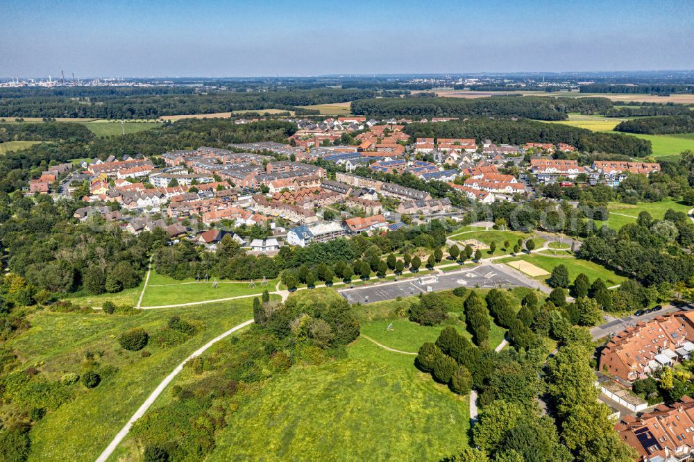 Aerial photograph Blumenberg - Town View of the streets and houses of the residential areas in Blumenberg in the state North Rhine-Westphalia, Germany