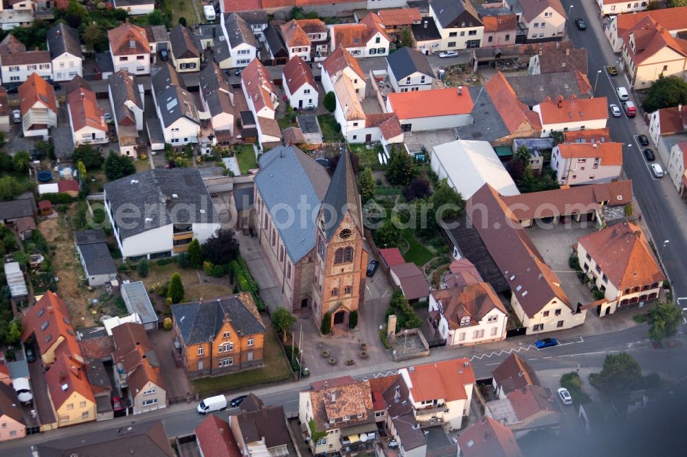 Bobenheim-Roxheim from the bird's eye view: Town View of the streets and houses of the residential areas in Bobenheim-Roxheim in the state Rhineland-Palatinate