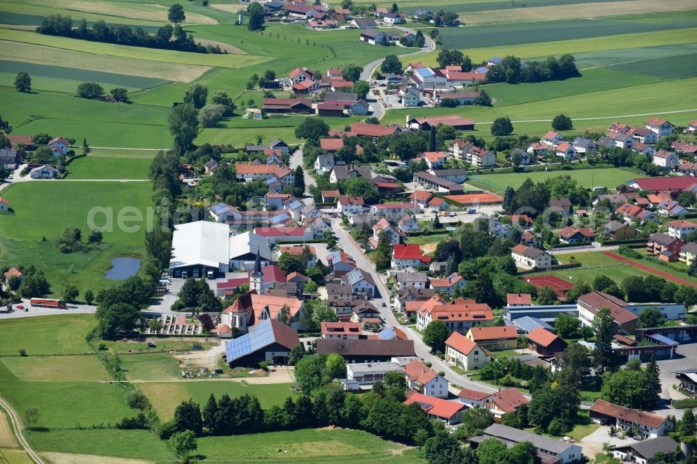 Bodenkirchen from the bird's eye view: Town View of the streets and houses of the residential areas in Bodenkirchen in the state Bavaria, Germany