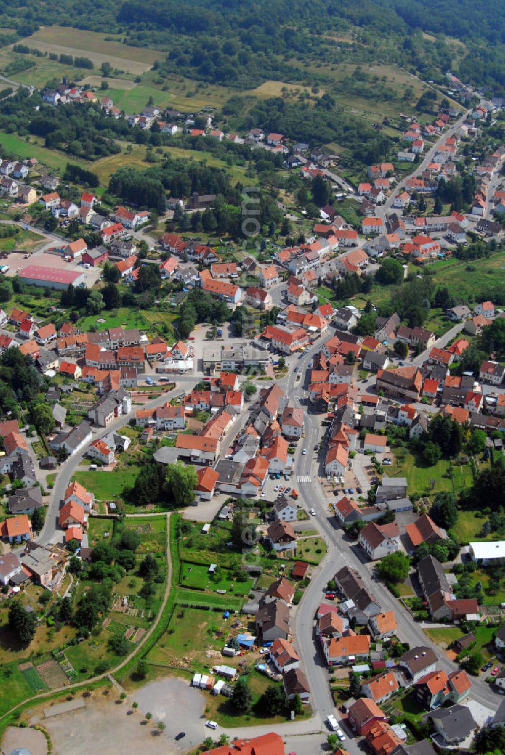 Schönenberg-Kübelberg / OT Brücken from above - Blick auf den Ort Brücken. Brücken ist eine Ortsgemeinde Enkirch der Verbandsgemeinde Schönenberg-Kübelberg. Brücken, auch Brigge ist tatsächlich an einer Brücke über den Ohmbach errichtet worden. Bekannt ist die Region vor allem für das 1888 gegründete Diamantschleifergewerbe. Kontakt: Ortsgemeinde Enkirch Brücken, Ortsbürgermeister Toni Guhmann, Glanstr. 24, 66904 Brücken, Tel.: 06386/5422