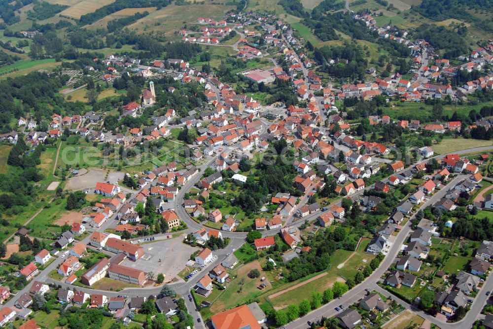 Schönenberg-Kübelberg / OT Brücken from the bird's eye view: Blick auf den Ort Brücken. Brücken ist eine Ortsgemeinde Enkirch der Verbandsgemeinde Schönenberg-Kübelberg. Brücken, auch Brigge ist tatsächlich an einer Brücke über den Ohmbach errichtet worden. Bekannt ist die Region vor allem für das 1888 gegründete Diamantschleifergewerbe. Kontakt: Ortsgemeinde Enkirch Brücken, Ortsbürgermeister Toni Guhmann, Glanstr. 24, 66904 Brücken, Tel.: 06386/5422