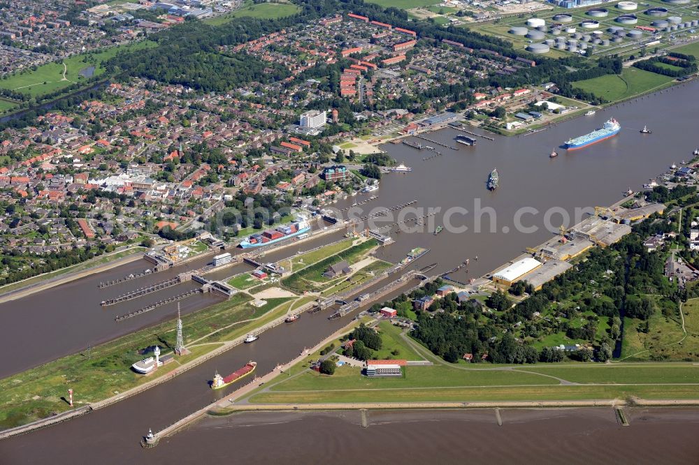 Brunsbüttel from the bird's eye view: Town View of the streets and houses of the residential areas in Brunsbuettel in the state Schleswig-Holstein