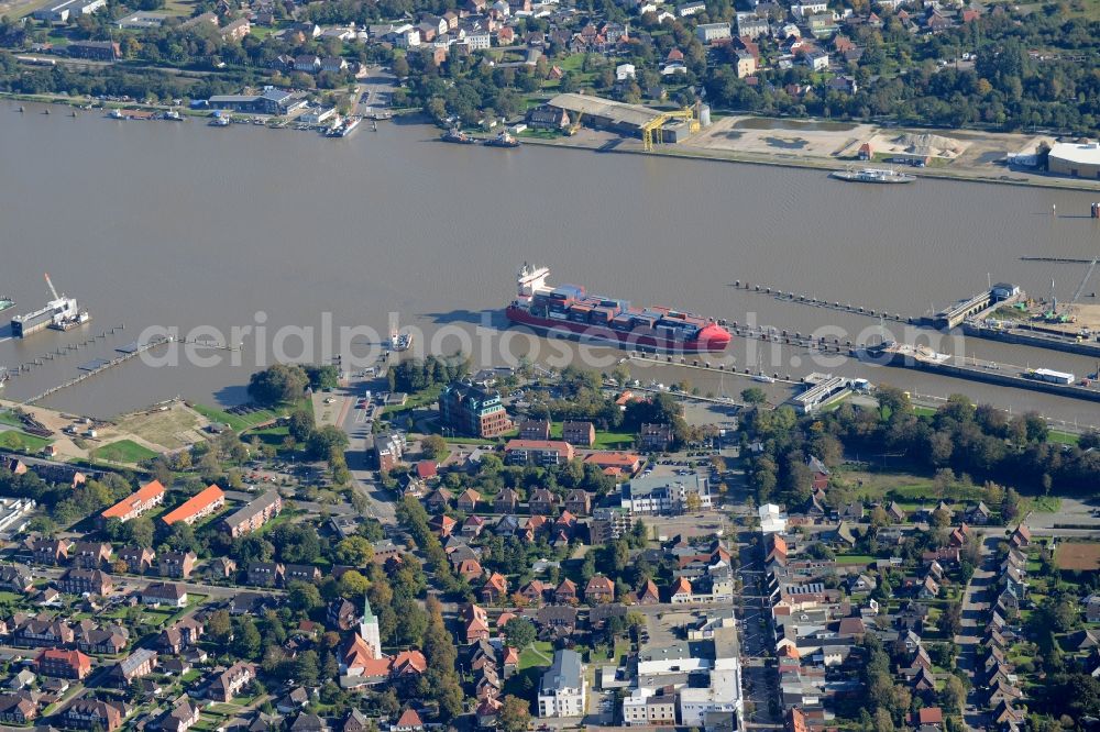 Aerial photograph Brunsbüttel - Town View of the streets and houses of the residential areas in Brunsbuettel in the state Schleswig-Holstein