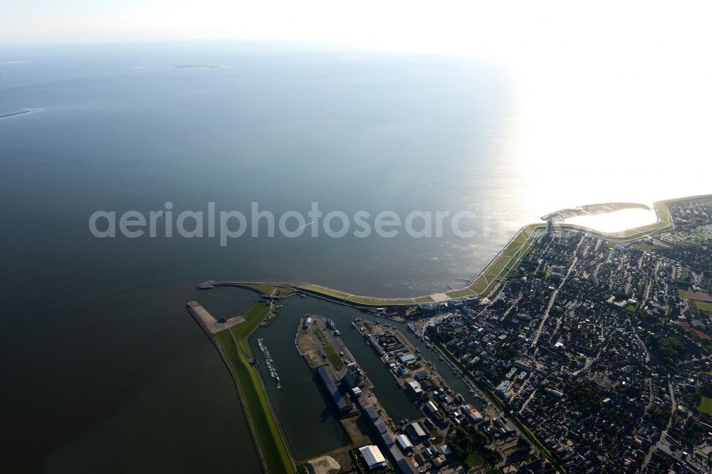 Büsum from the bird's eye view: Town View of the streets and houses of the residential areas behind the two harbour basins in Buesum in the state Schleswig-Holstein