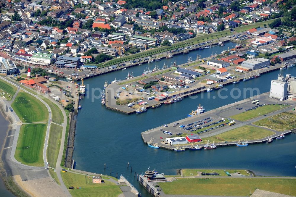 Aerial photograph Büsum - Town View of the streets and houses of the residential areas behind the two harbour basins in Buesum in the state Schleswig-Holstein