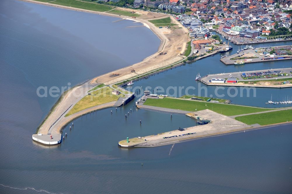 Büsum from the bird's eye view: Town View of the streets and houses of the residential areas behind the two harbour basins in Buesum in the state Schleswig-Holstein