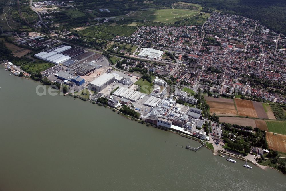 Aerial photograph Budenheim - Cityscape of Budenheim in the state of Rhineland-Palatinate, a specialized manufacturing company for phosphate. In 2012 the factory at the river Rhine employed about 680 people and there were produced about 1000 items with a total of approx. 230,000 tonnes