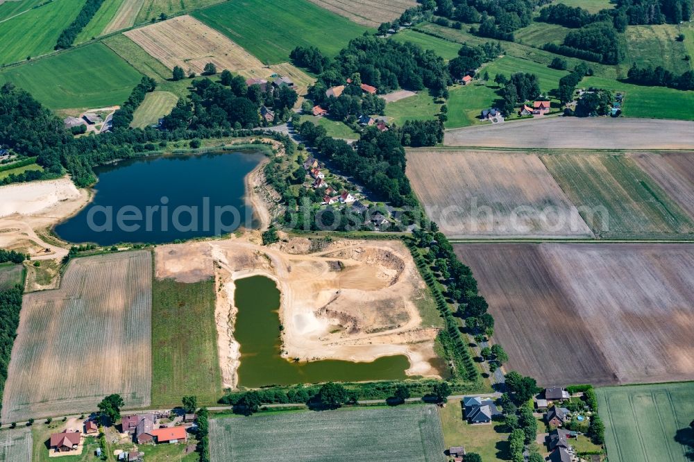 Burweg from the bird's eye view: Town view of the streets and houses of the residential areas in Burweg district Blumenthal in the state Lower Saxony, Germany