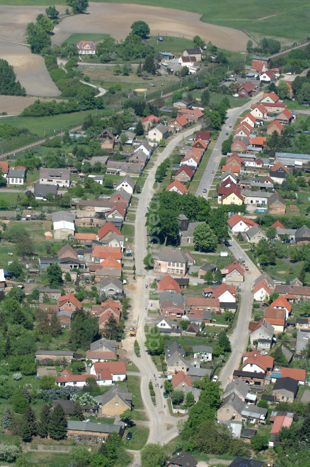 Chorin from the bird's eye view: Blick auf das Straßendorf Chorin. Der Ort liegt im Landkreis Barnim, ca. 6 km von Eberswalde entfernt. Chorin hat ca. 2.500 Einwohner.