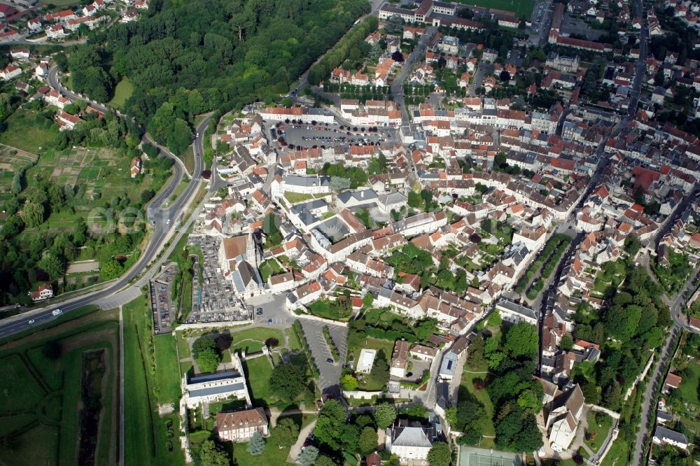 Aerial photograph Crépy-en-Valois - View at Crépy-en-Valois in the department of Oise in the Picardie region of France, left of center, the church of St. Denis and the cemetery