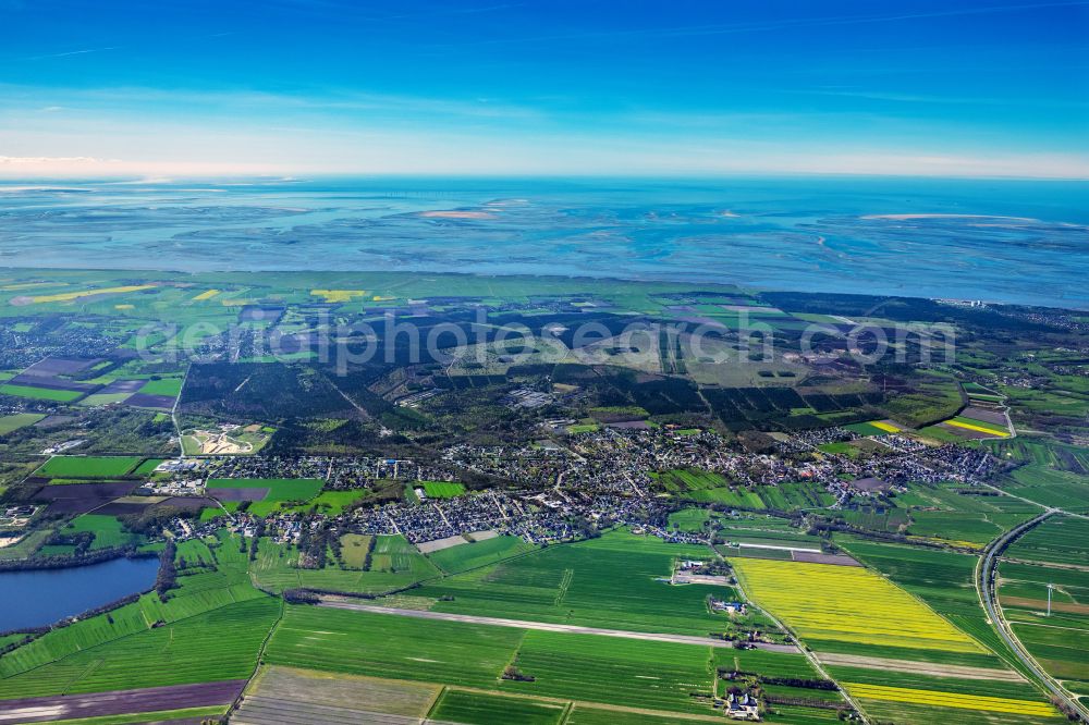 Cuxhaven from the bird's eye view: Town View of the streets and houses of the residential areas in Cuxhaven in the state Lower Saxony, Germany