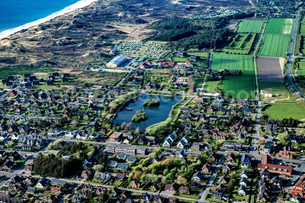 Aerial photograph Wenningstedt (Sylt) - Town view of the streets and houses of the residential areas and the village pond in Wenningstedt (Sylt) on the island of Sylt in the state Schleswig-Holstein, Germany