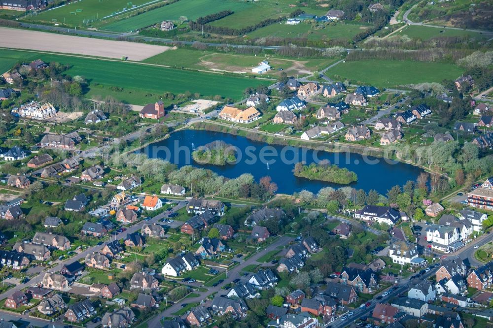 Wenningstedt (Sylt) from above - Town view of the streets and houses of the residential areas and the village pond in Wenningstedt (Sylt) on the island of Sylt in the state Schleswig-Holstein, Germany