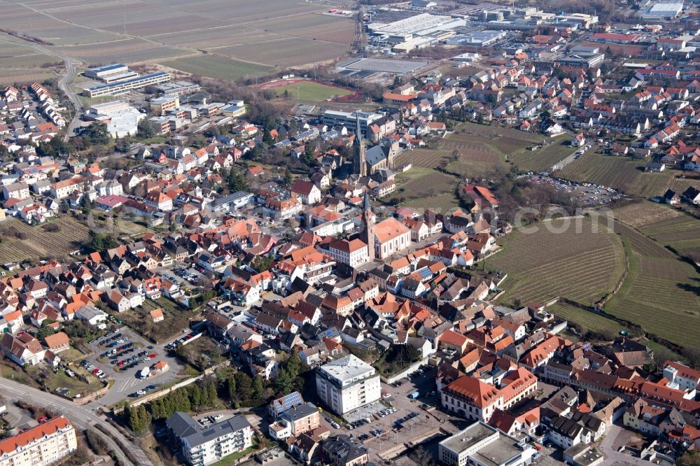 Edenkoben from the bird's eye view: Town View of the streets and houses of the residential areas in Edenkoben in the state Rhineland-Palatinate