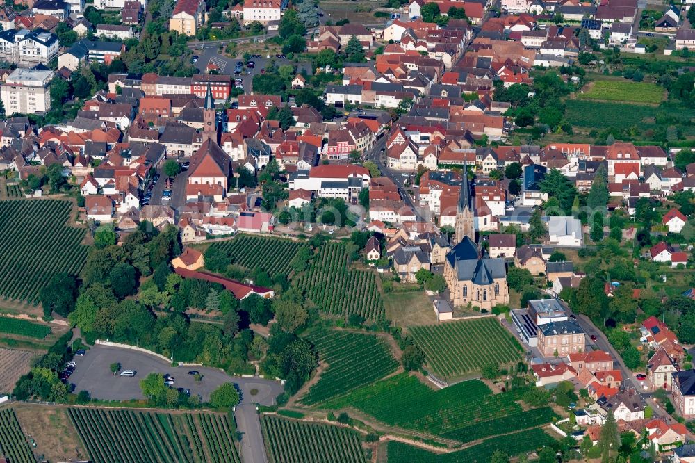 Edenkoben from the bird's eye view: Town View of the streets and houses of the residential areas in Edenkoben in the state Rhineland-Palatinate, Germany