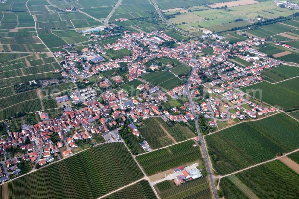 Edesheim from the bird's eye view: Town View of the streets and houses of the residential areas in Edesheim in the state Rhineland-Palatinate