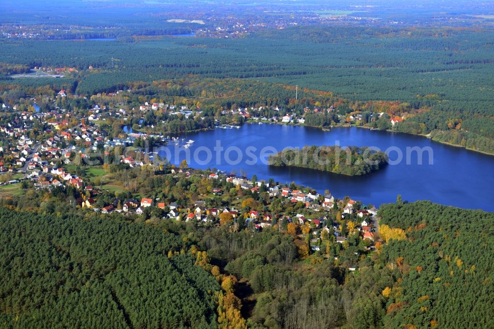 Grünheide from above - Townscape family house - residential areas on the banks of Werlsee in Gruenheide in the state of Brandenburg