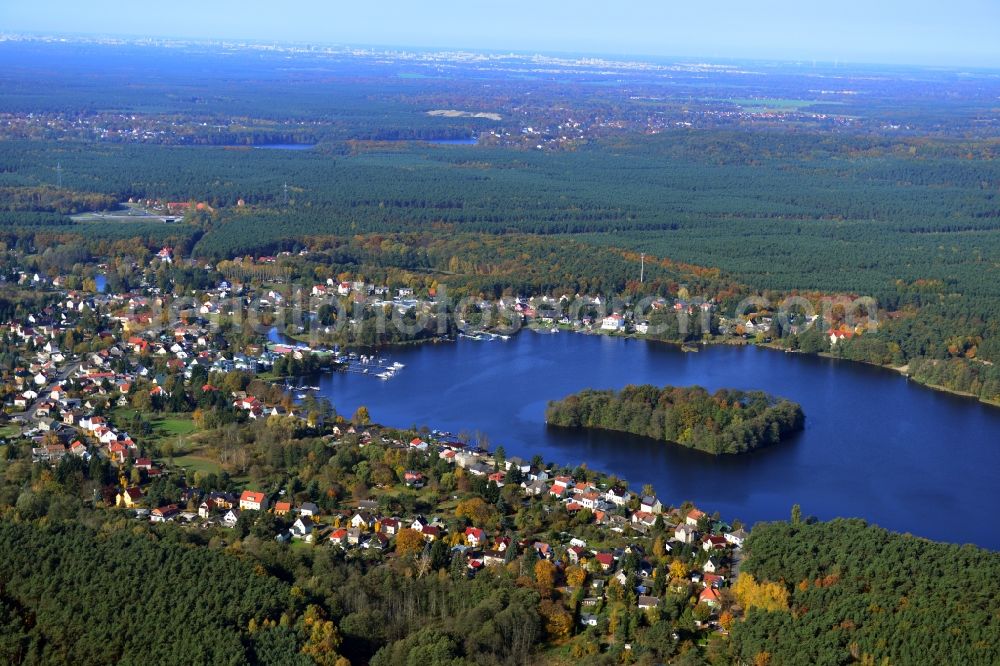 Grünheide from the bird's eye view: Townscape family house - residential areas on the banks of Werlsee in Gruenheide in the state of Brandenburg