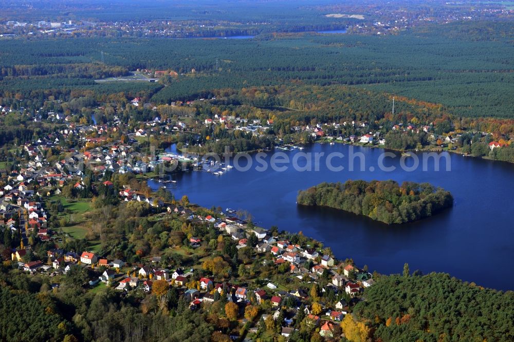 Aerial image Grünheide - Townscape family house - residential areas on the banks of Werlsee in Gruenheide in the state of Brandenburg