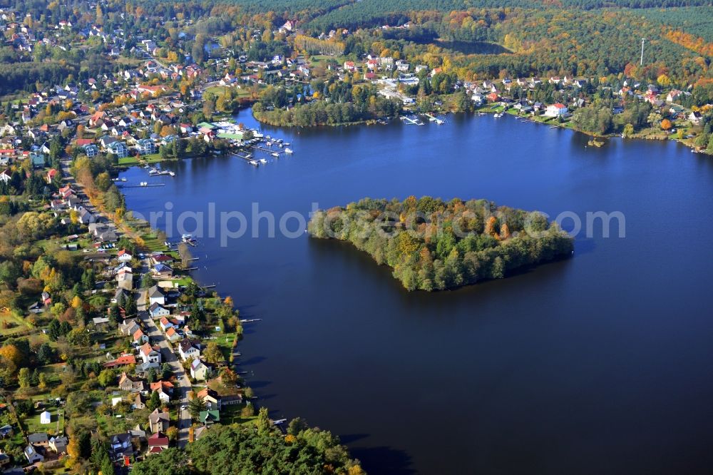 Aerial photograph Grünheide - Townscape family house - residential areas on the banks of Werlsee in Gruenheide in the state of Brandenburg