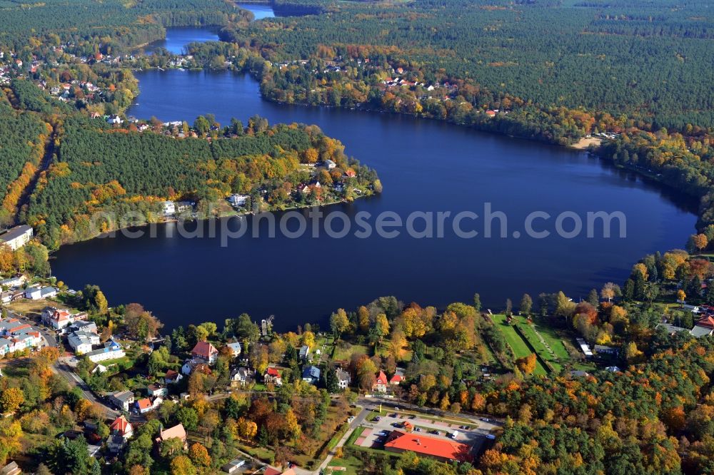 Grünheide from above - Townscape family house - residential areas on the banks of Werlsee in Gruenheide in the state of Brandenburg