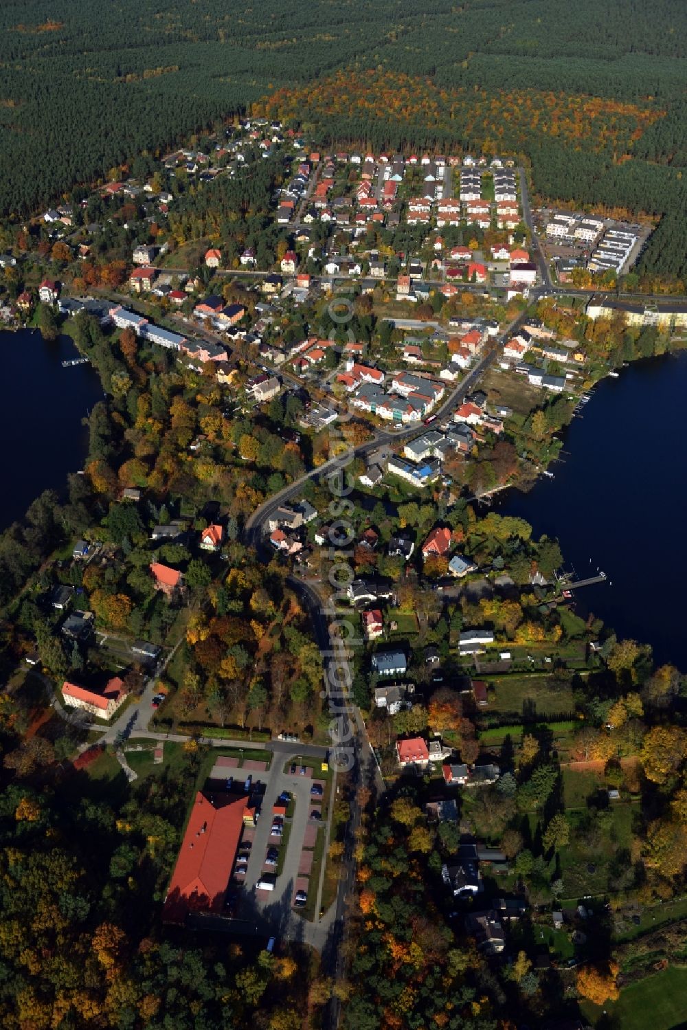 Aerial photograph Grünheide - Townscape family house - residential areas on the banks of Werlsee in Gruenheide in the state of Brandenburg