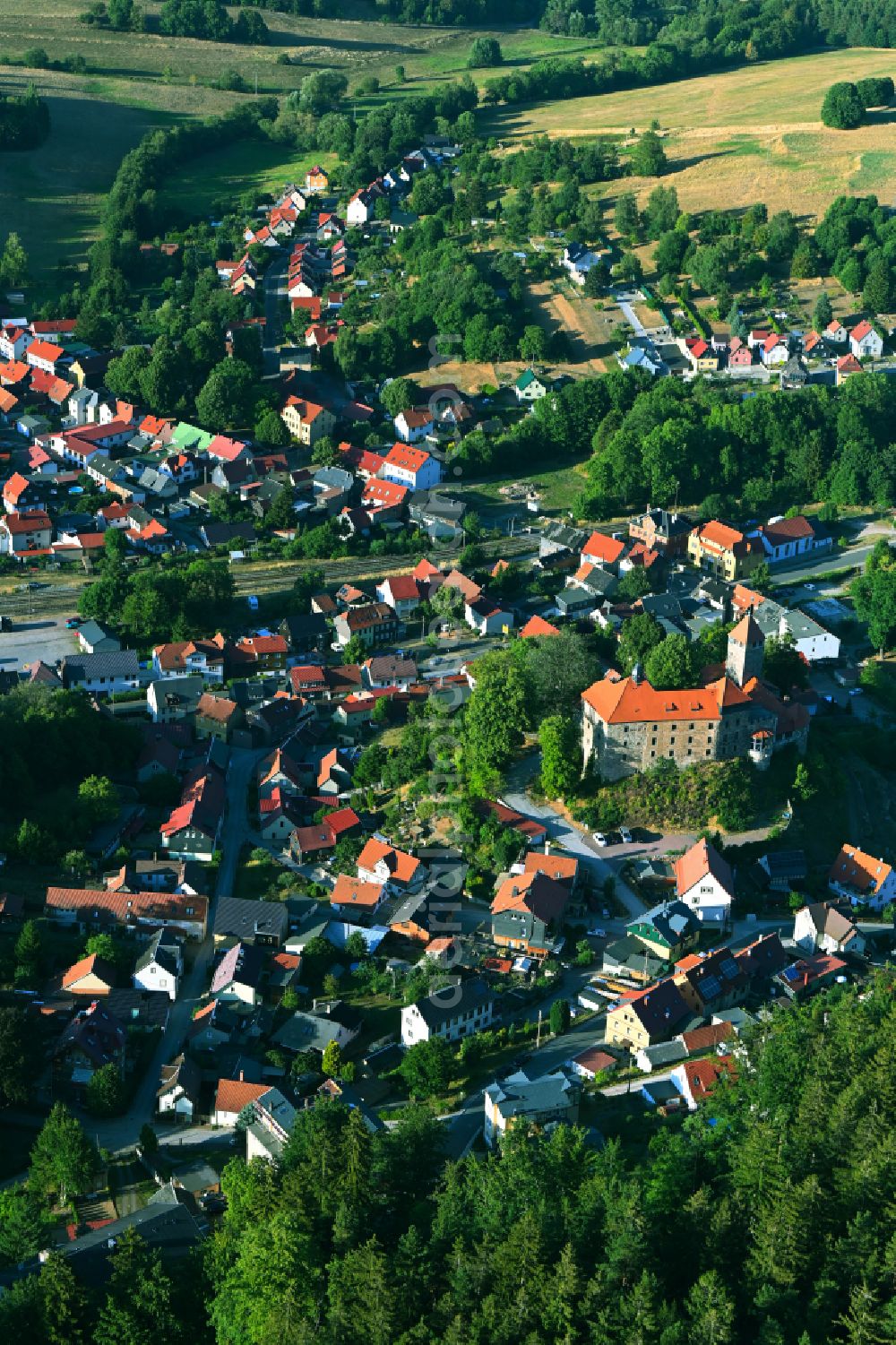 Elgersburg from the bird's eye view: Town View of the streets and houses of the residential areas in Elgersburg at Thüringer Wald in the state Thuringia, Germany