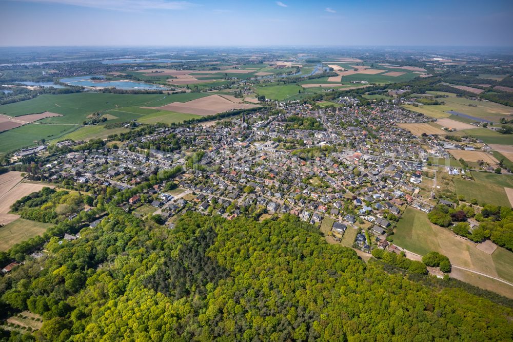 Aerial photograph Elten - Town View of the streets and houses of the residential areas in Elten in the state North Rhine-Westphalia, Germany