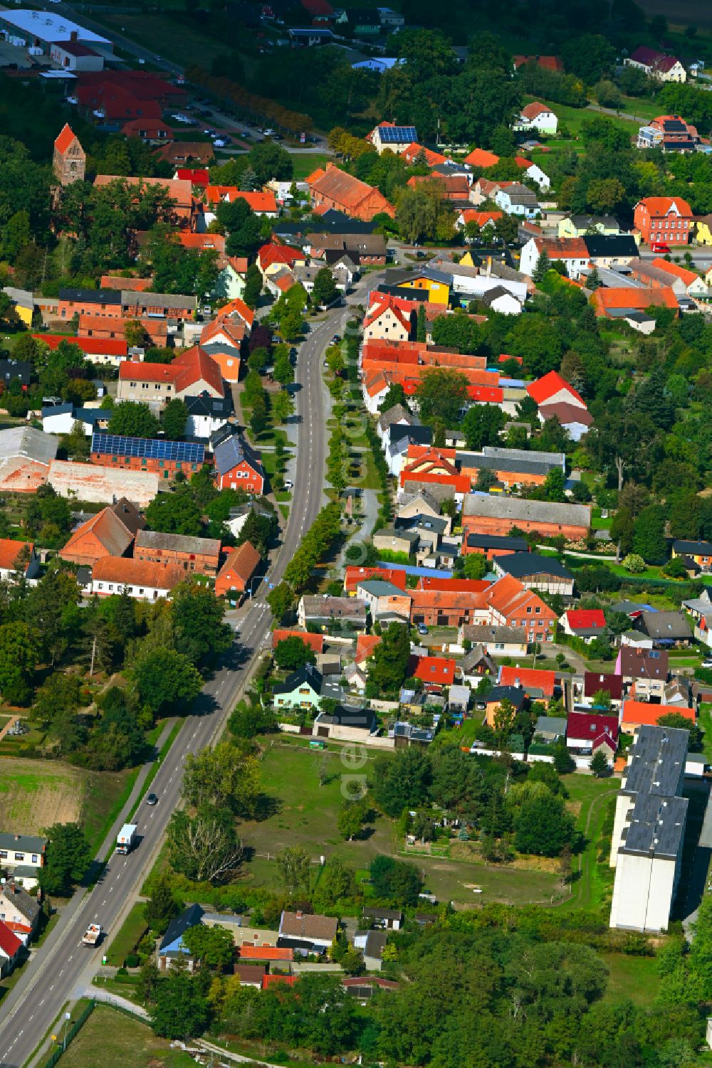 Aerial photograph Schönhausen (Elbe) - Town View of the streets and houses of the residential areas along the Fontane street in Schoenhausen (Elbe) in the state Saxony-Anhalt