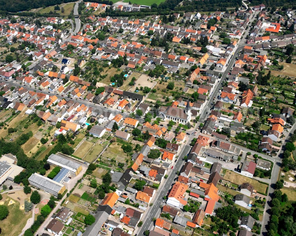 Aerial photograph Huttenheim - Town View of the streets and houses of the residential areas along the Rheinstrasse in Huttenheim in the state Baden-Wuerttemberg, Germany