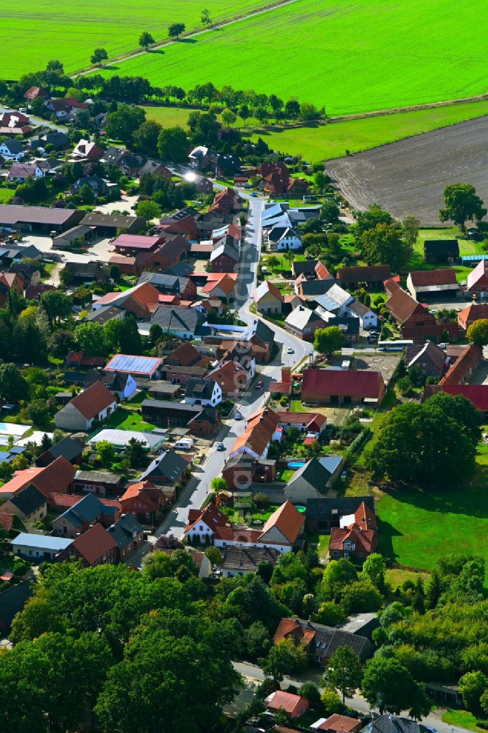 Aerial photograph Bergfeld - Town View of the streets and houses of the residential areas along the street Ratje in Bergfeld in the state Lower Saxony, Germany