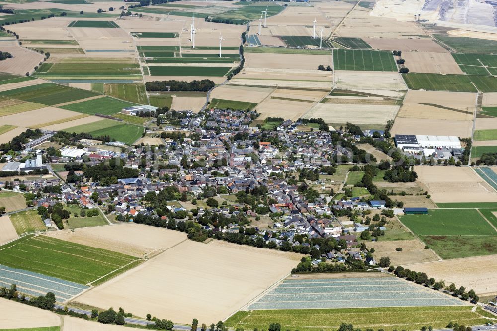 Erkelenz from the bird's eye view: Town View of the streets and houses of the residential areas in Erkelenz in the state North Rhine-Westphalia, Germany