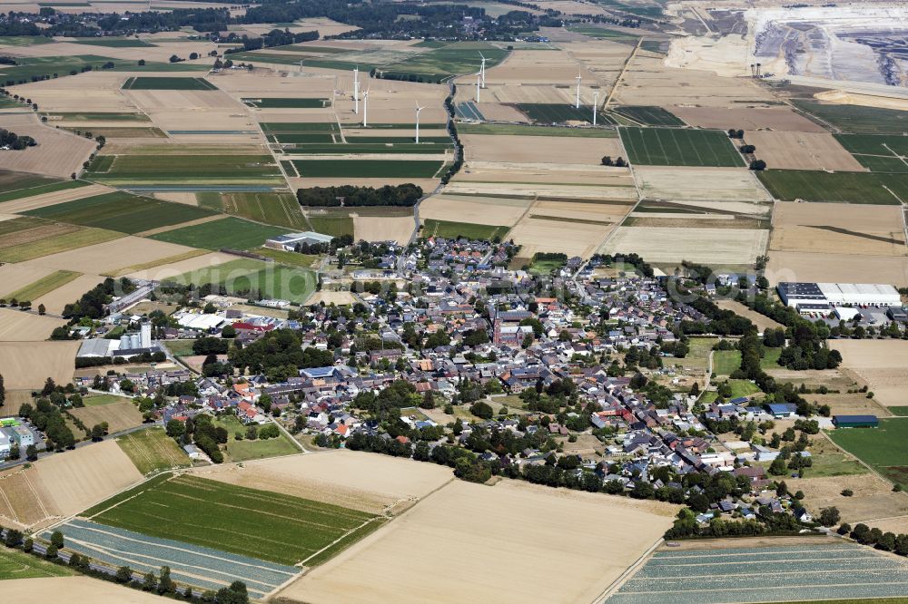 Erkelenz from the bird's eye view: Town View of the streets and houses of the residential areas in Erkelenz in the state North Rhine-Westphalia, Germany